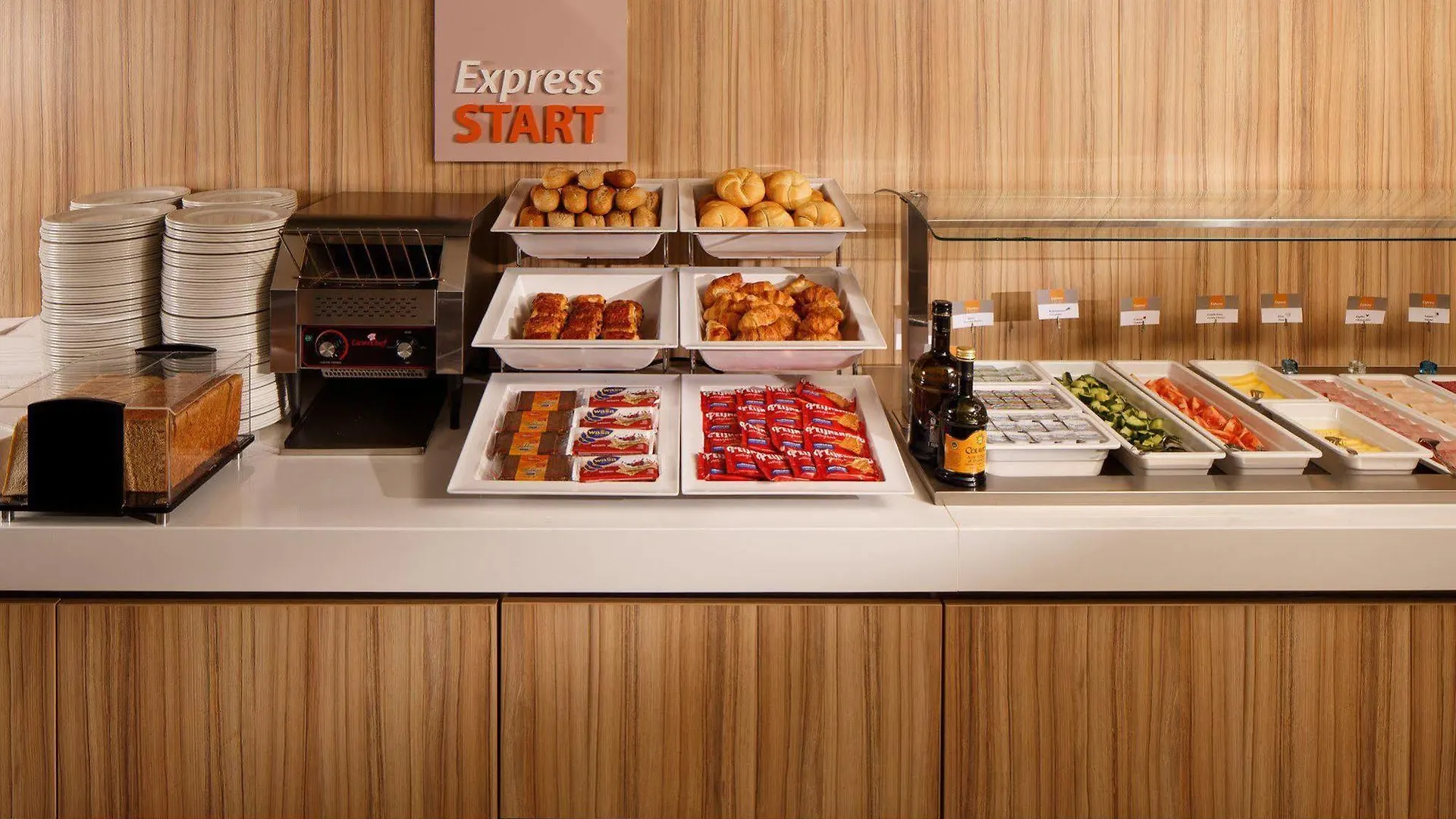 Holiday Inn Express Rotterdam - Central Station By Ihg 3*,